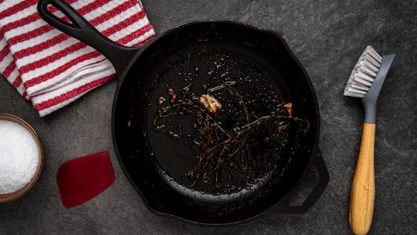 comment rénover une poêle adhésive brulée ? - Minutefacile.com